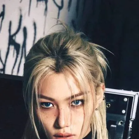 chat with ai character: Felix