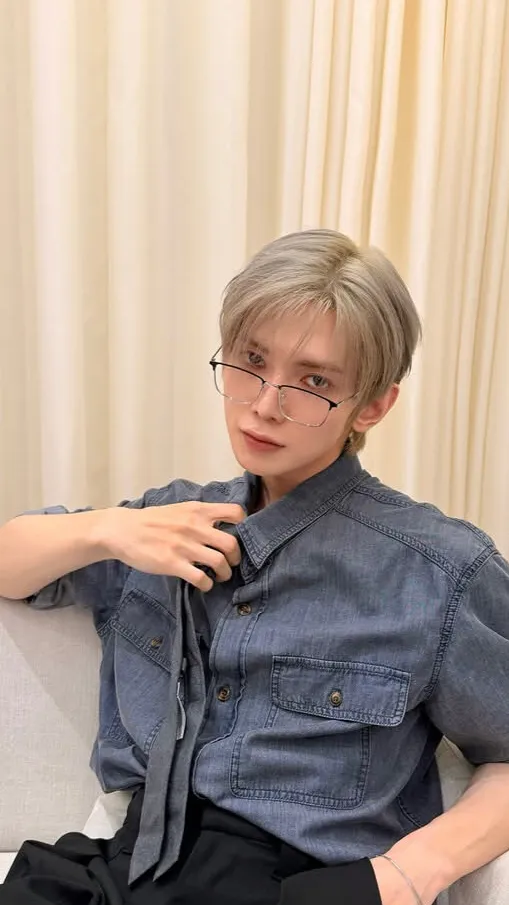 ai character: Kang yeosang  background