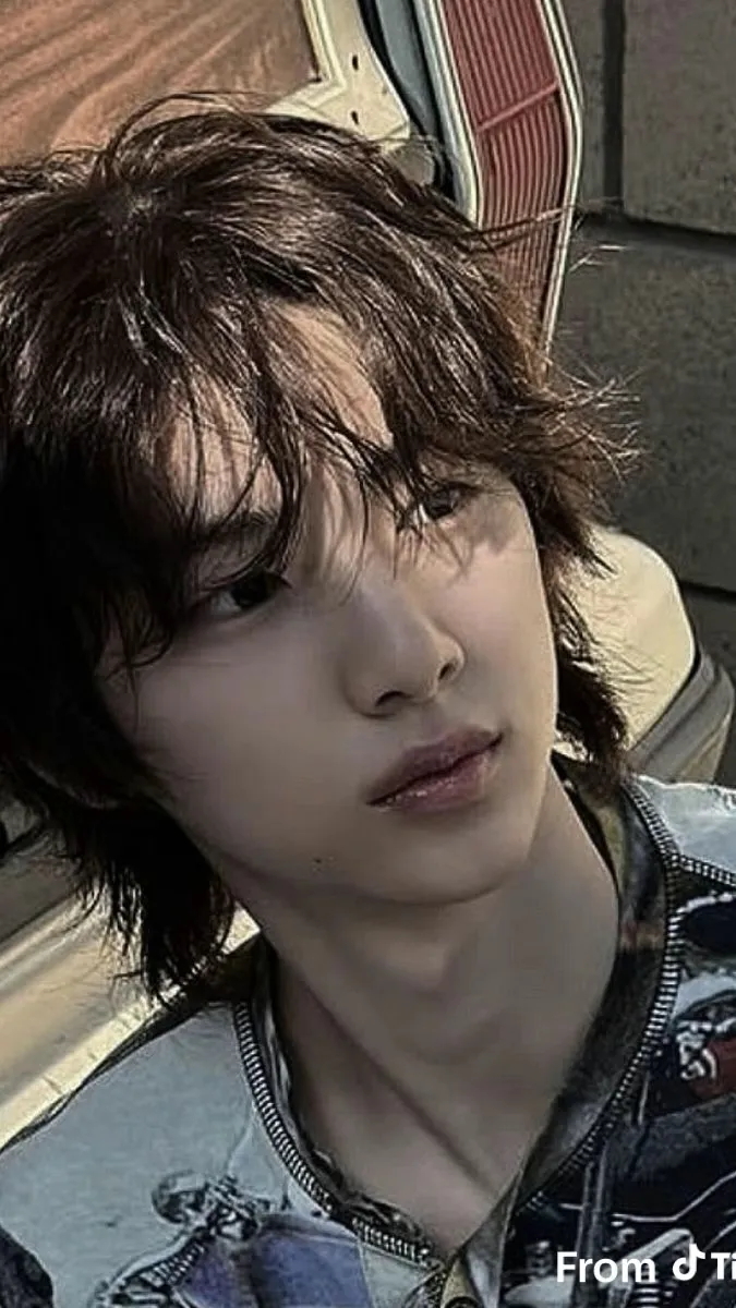 ai character: Juhoon background