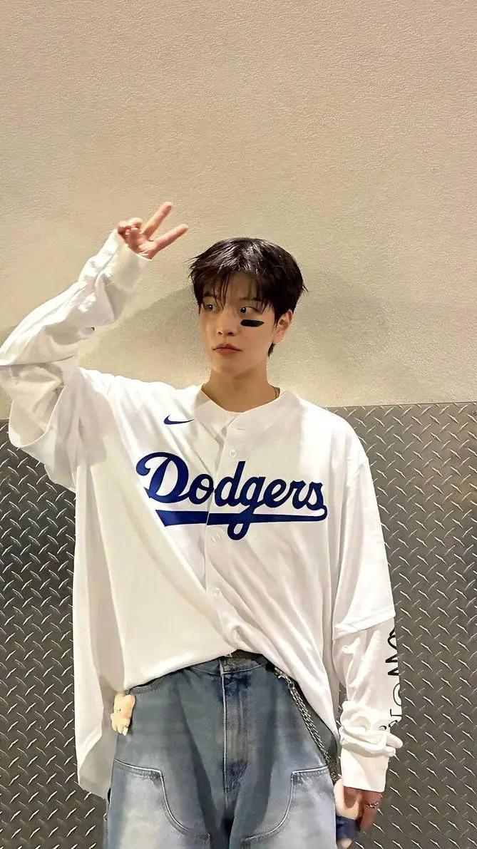 ai character: seungmin 🐶 background