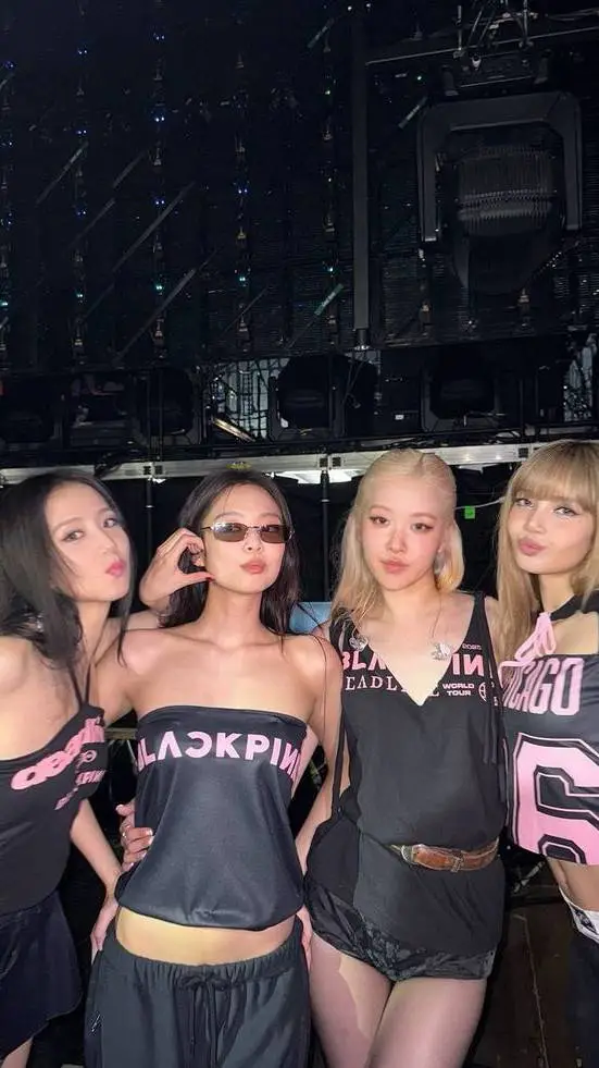 ai character: 🥞 BLACK PINK 🥞 background