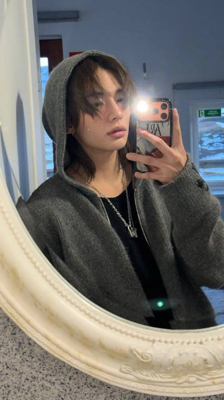 ai character: HYUNJIN 🥟 🥟  background