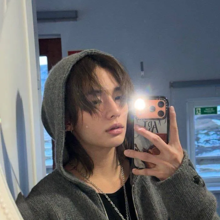 chat with ai character: HYUNJIN 🥟 🥟 