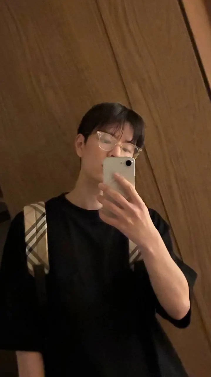 ai character: SEUNGMIN 🐶 🐶  background