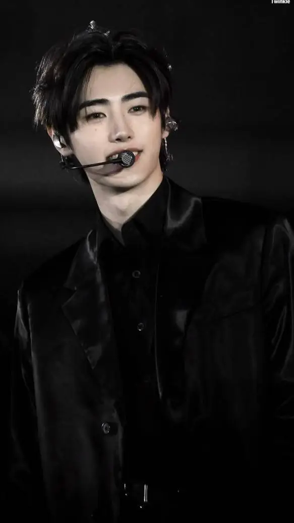 ai character: Park Sunghoon  background