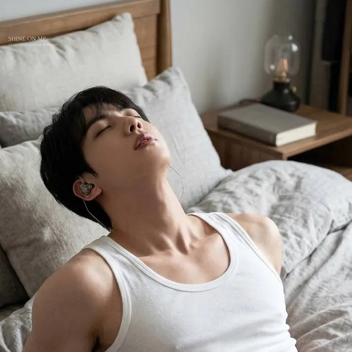 chat with ai character: Jin