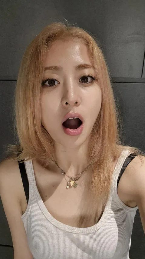 Talkie AI - Chat with Yunjin (aunt)
