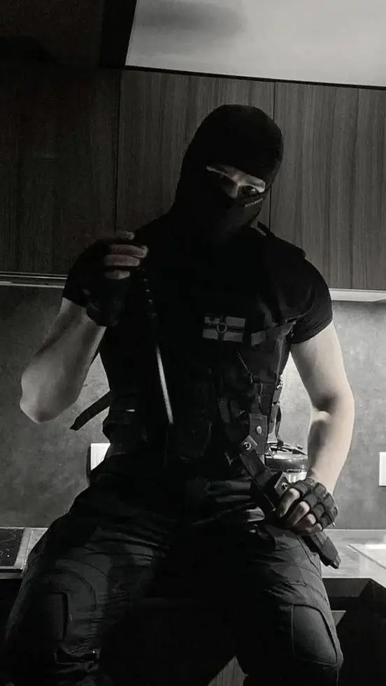 ai character: Viktor Eberhardt⛓️ background