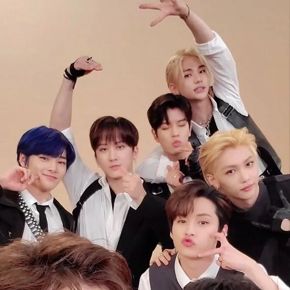 chat with ai character: STRAY★KIDS