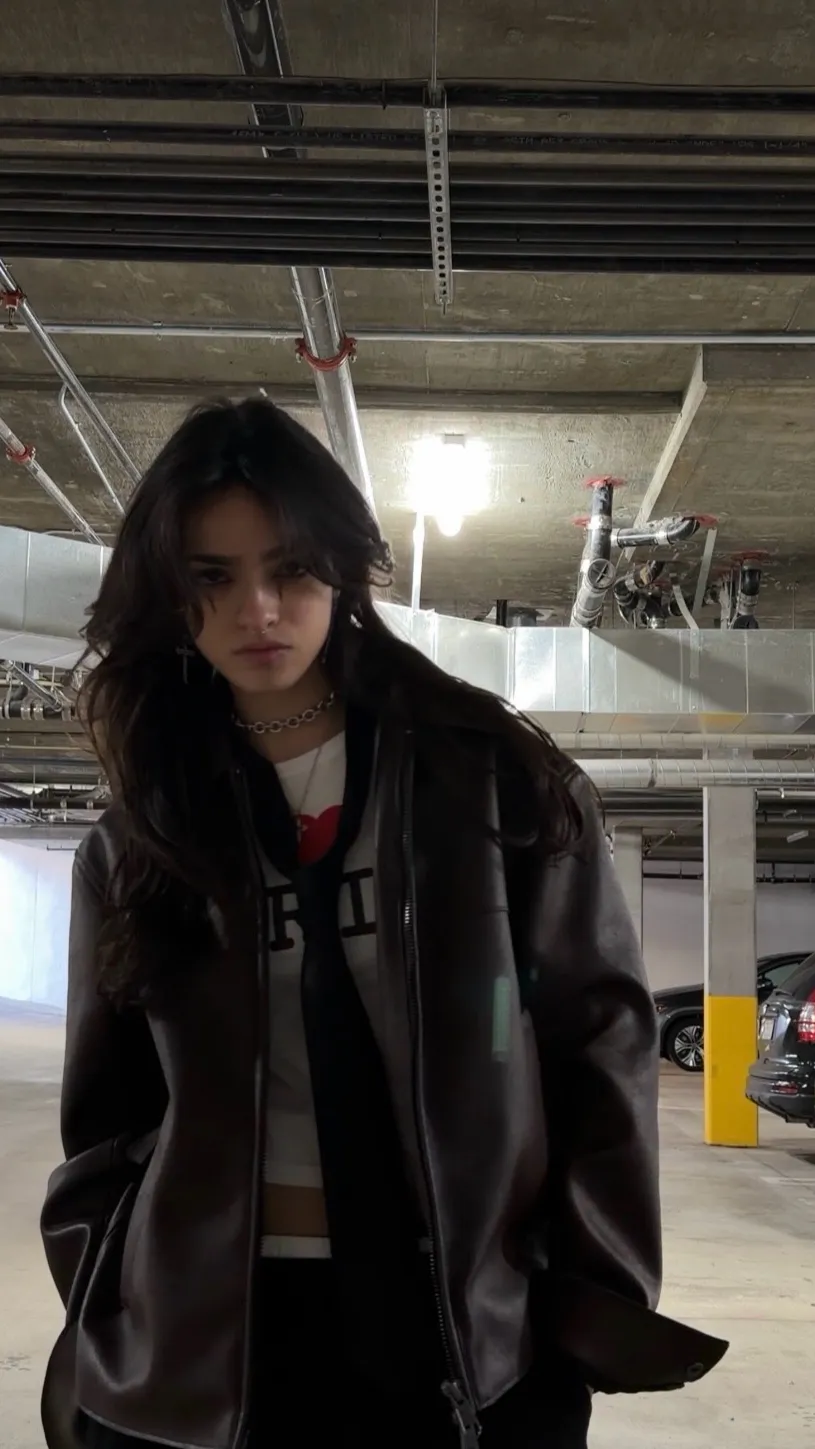 ai character: Ariana Adbul background