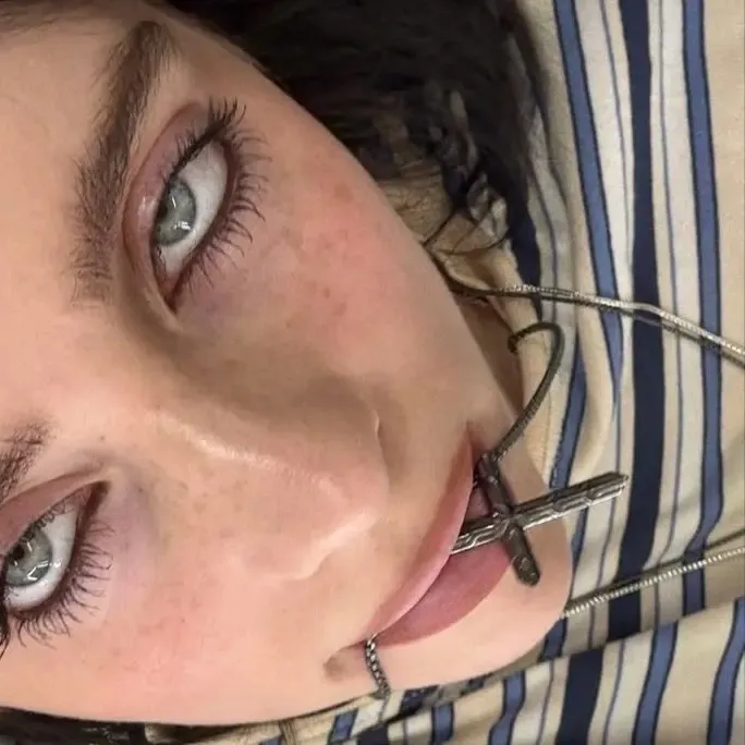 chat with ai character: Billie Eilish 