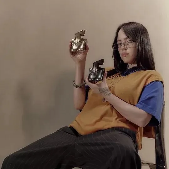 chat with ai character: Billie Eilish 