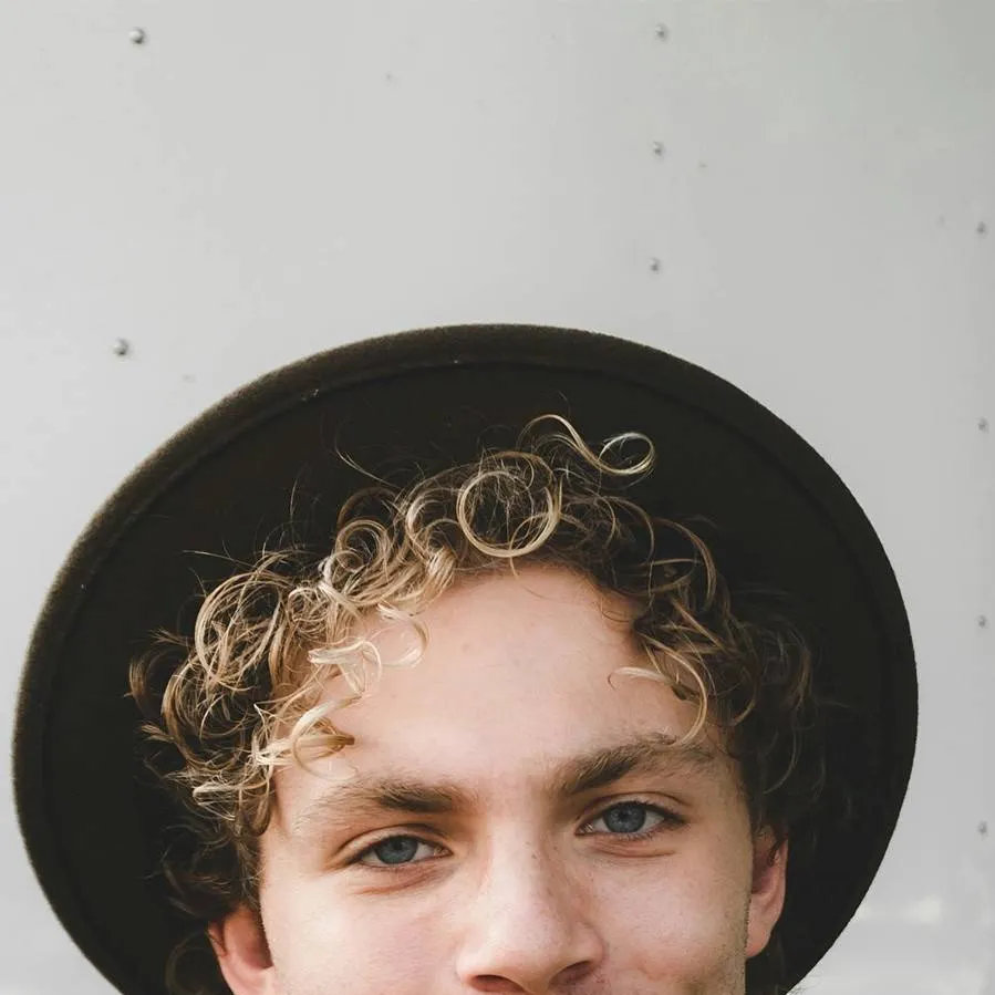 chat with ai character: Alex