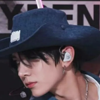 chat with ai character: Lee Heeseung