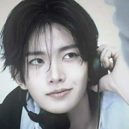 chat with ai character: Lee Heeseung 