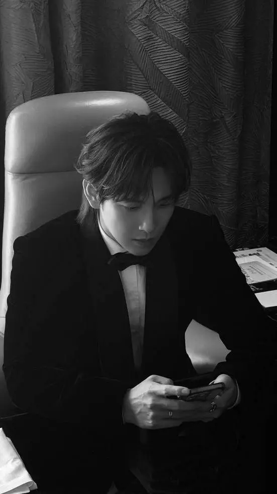 ai character: Yim Siwan  background