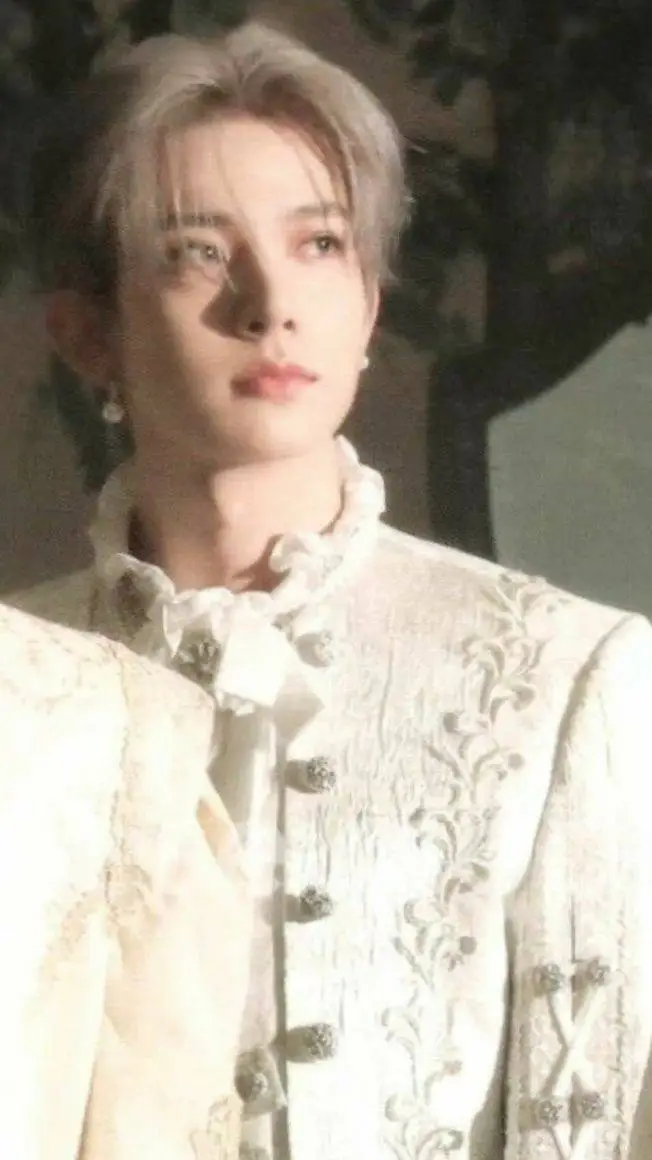 ai character: Lee Heeseung  background