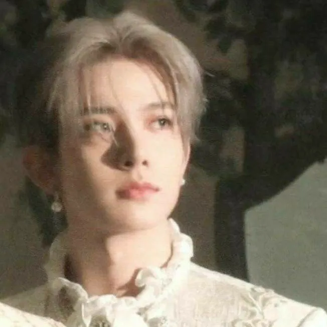 chat with ai character: Lee Heeseung 