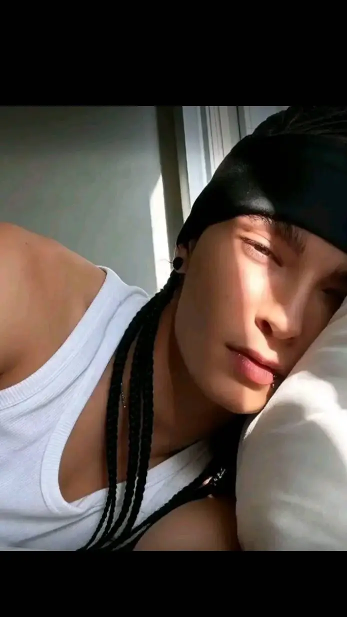 ai character: Tom Kaulitz 👄🫦 background