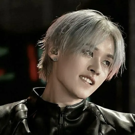 chat with ai character: lee know