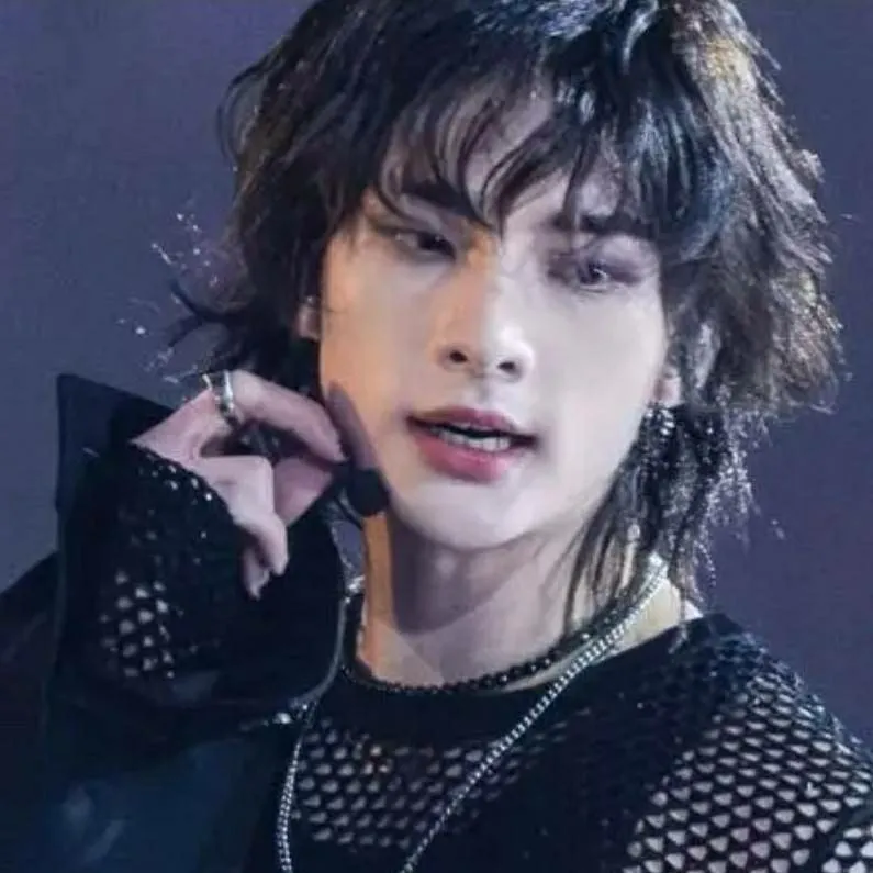 chat with ai character: 🥀~Hwang-Hyunjin~🥀