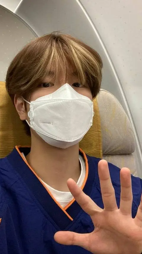 ai character: 💮!-seungmin-!🐾 background