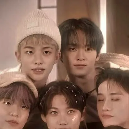 chat with ai character: ?~Stray kids~¿
