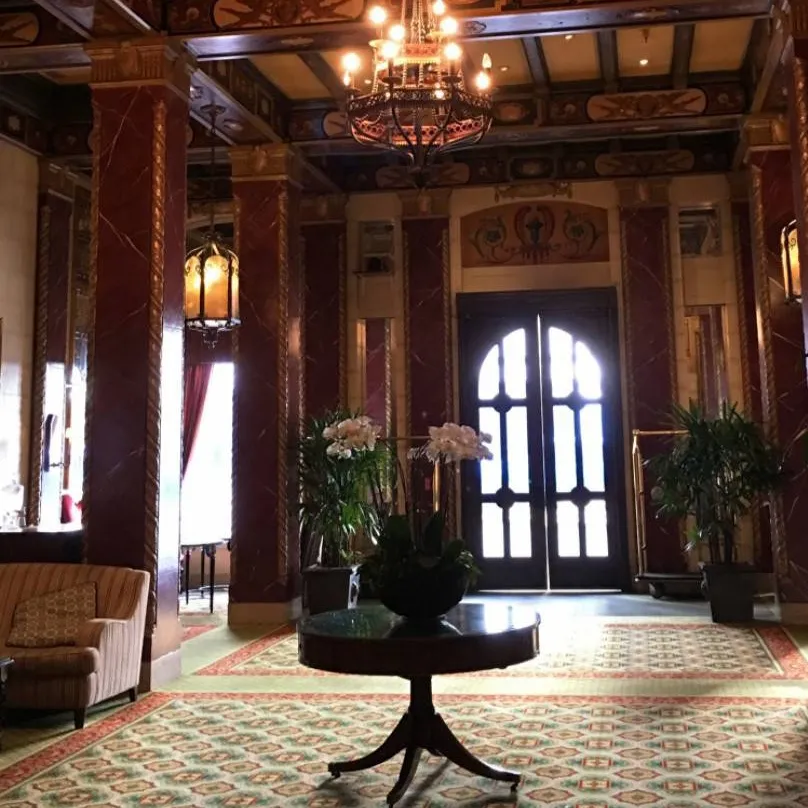 chat with ai character: hotel do TERROR