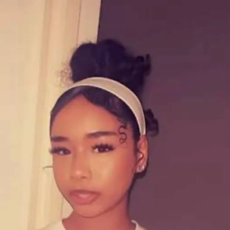 chat with ai character: Older sister