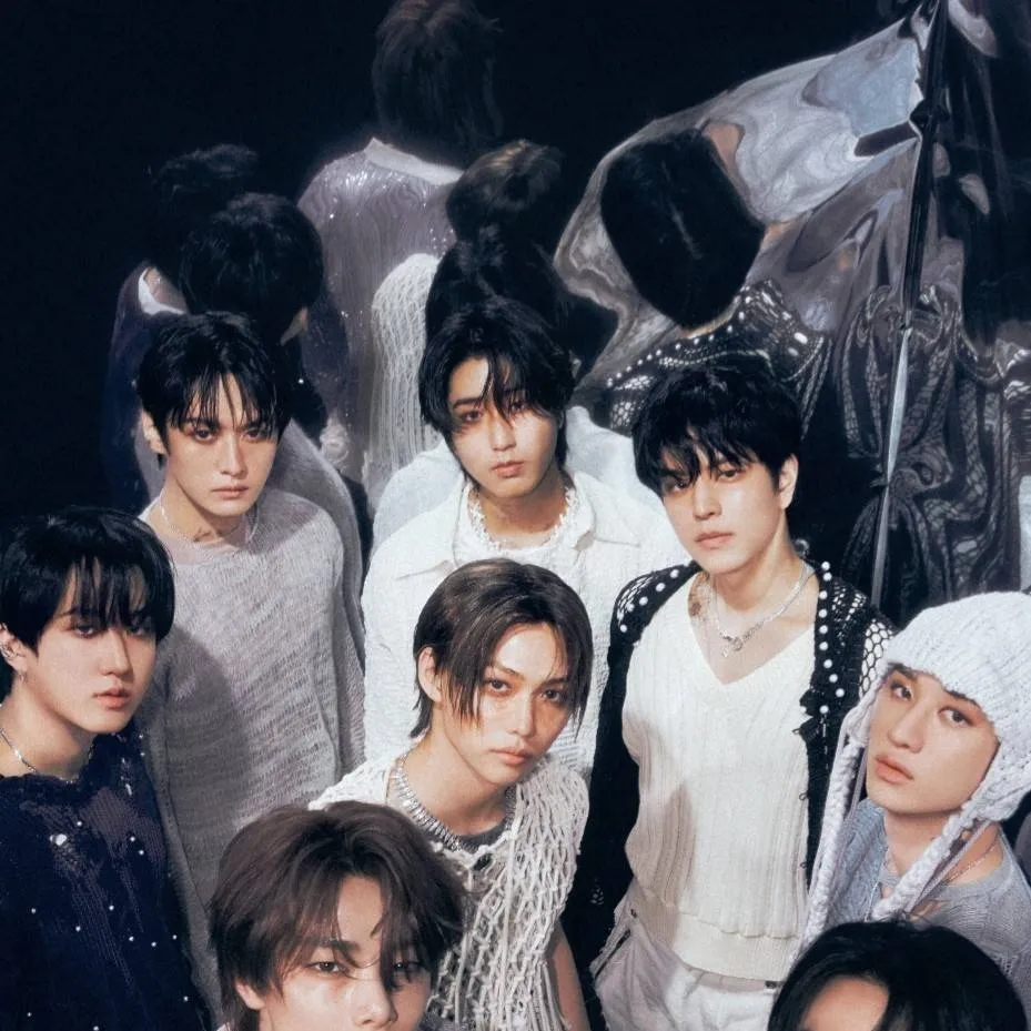 chat with ai character: Straykidds in love