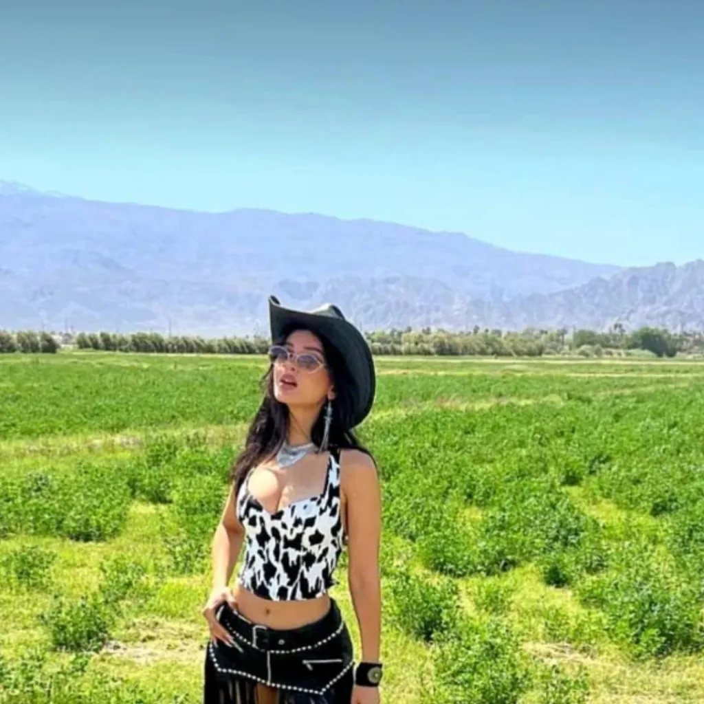 chat with ai character: sssniperwolf