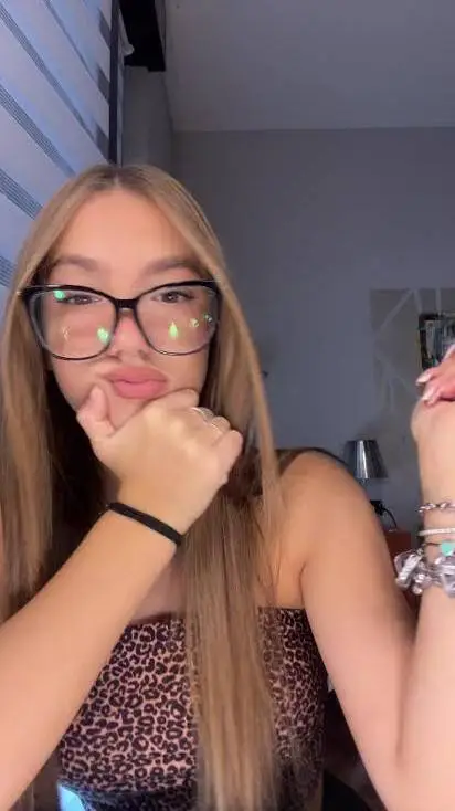 ai character: alice mordenti background