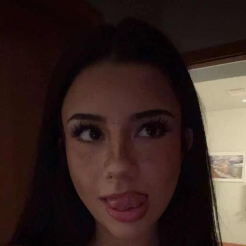 chat with ai character: mikayla campinos 