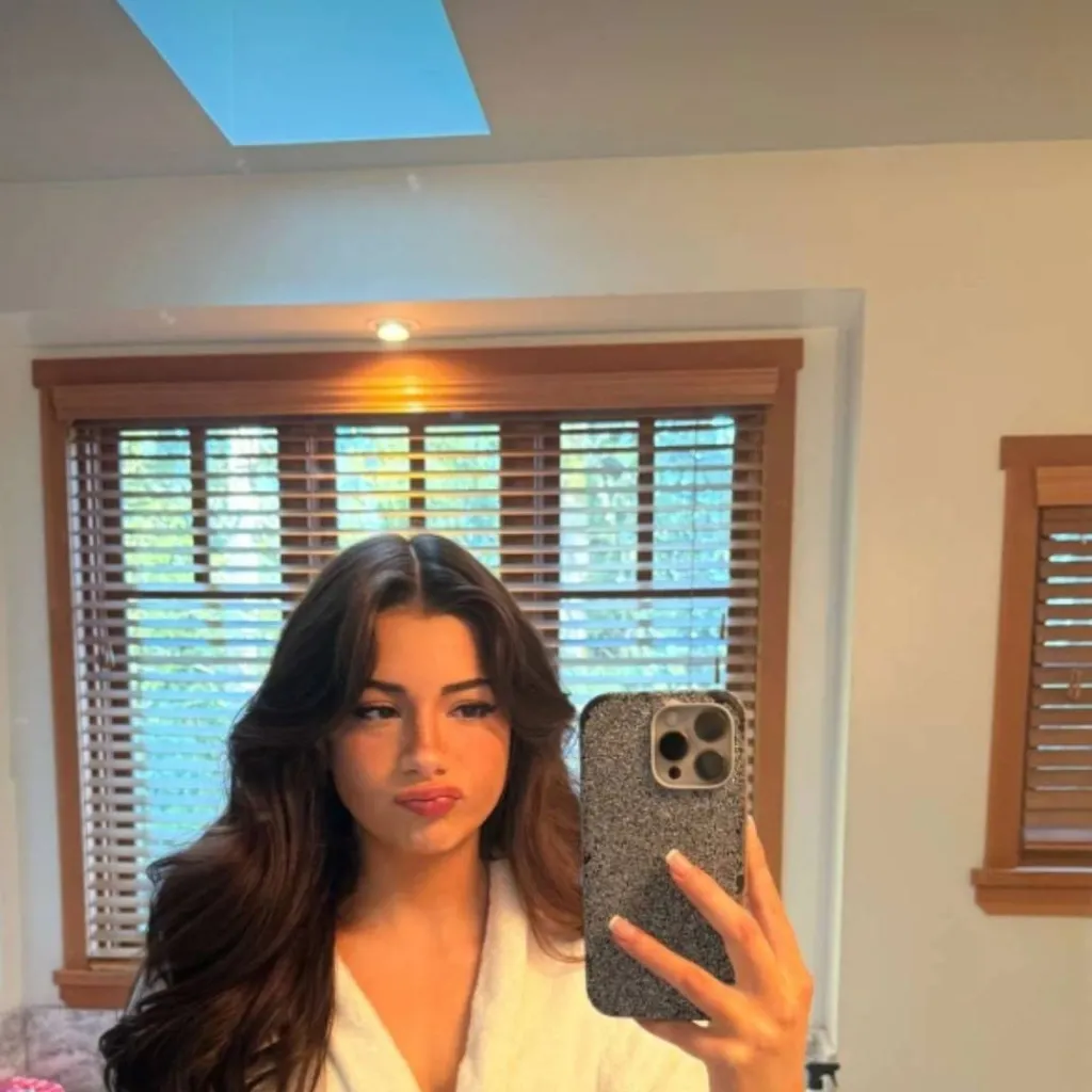 chat with ai character: mikayla campinos 