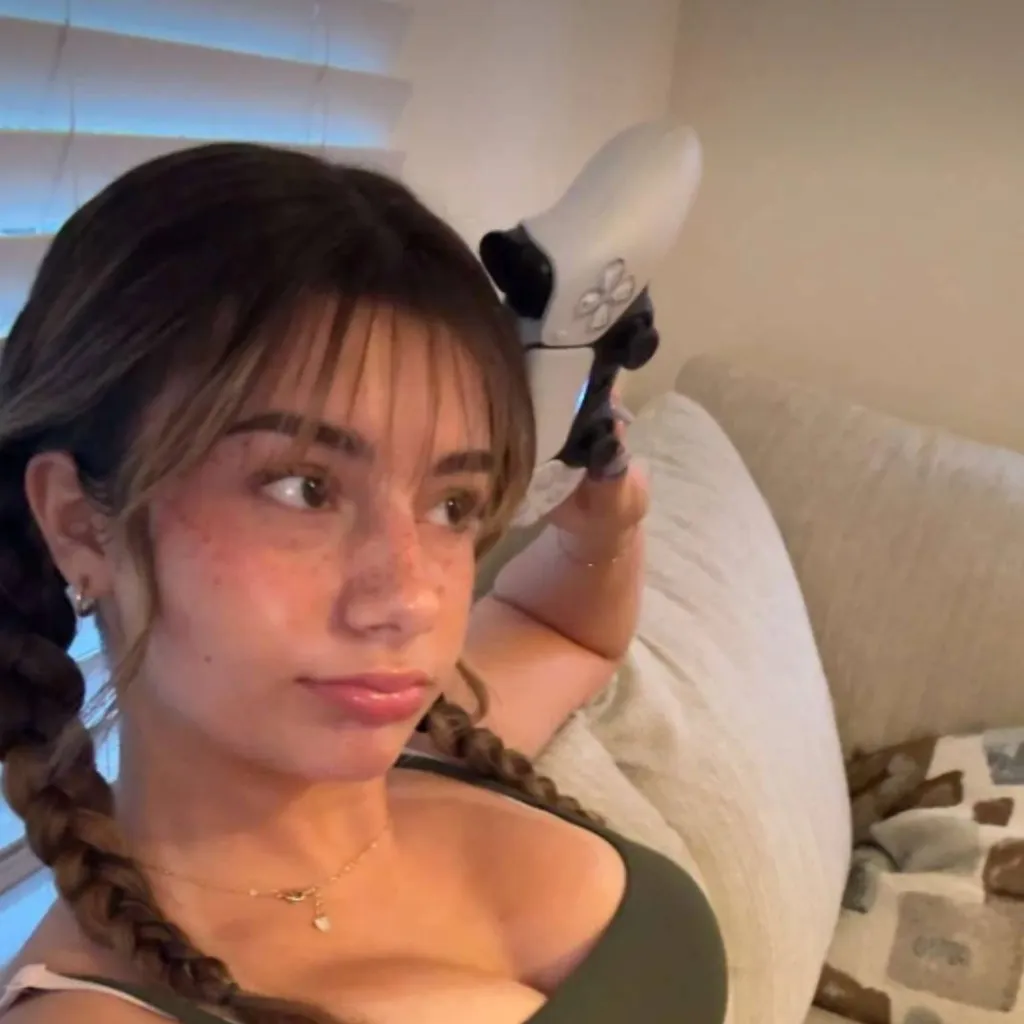 chat with ai character: mikayla campinos 