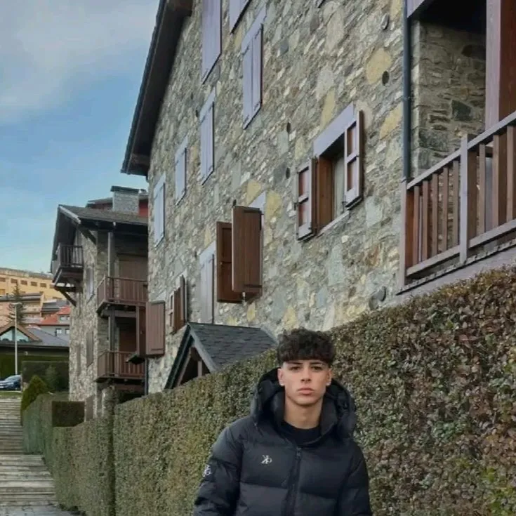 chat with ai character: Hugo