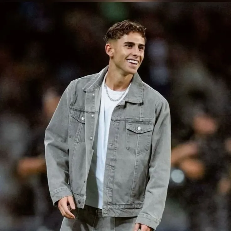 chat with ai character: Fermín López