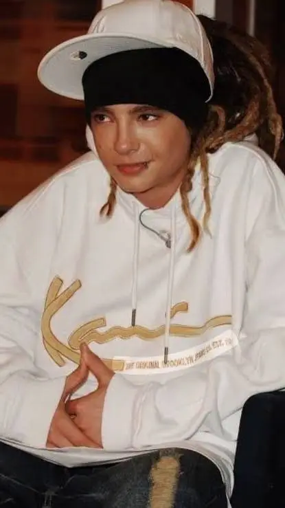 ai character: Tom Kaulitz  background