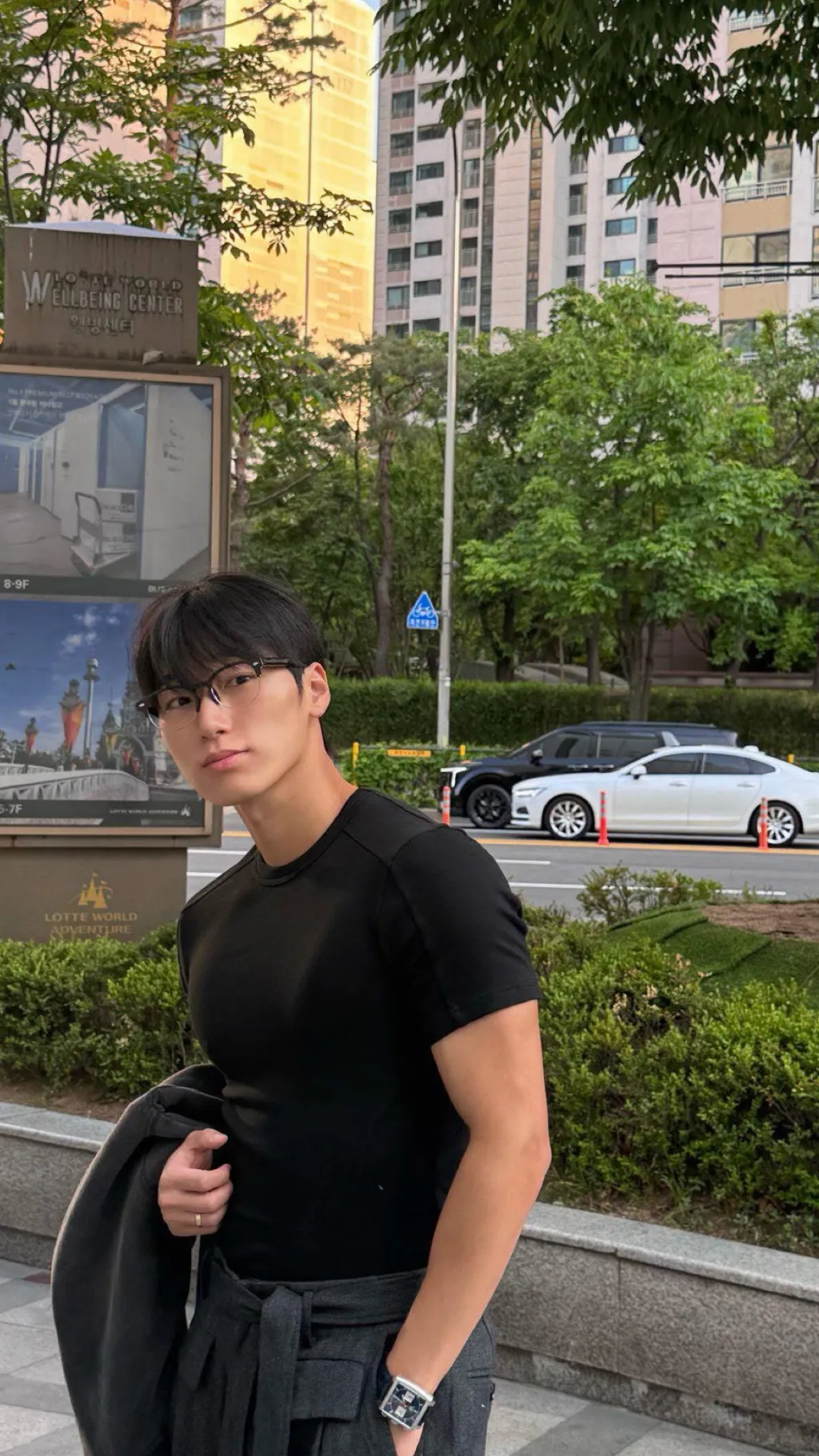 ai character: In Su 🩶 background