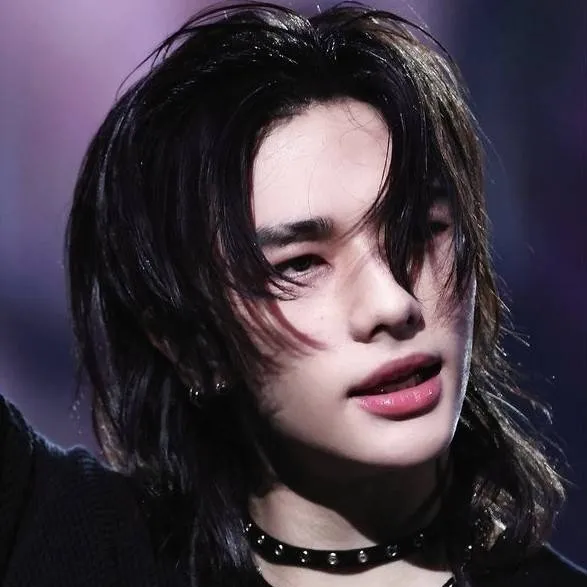 chat with ai character: Hwang Hyunjin wolf
