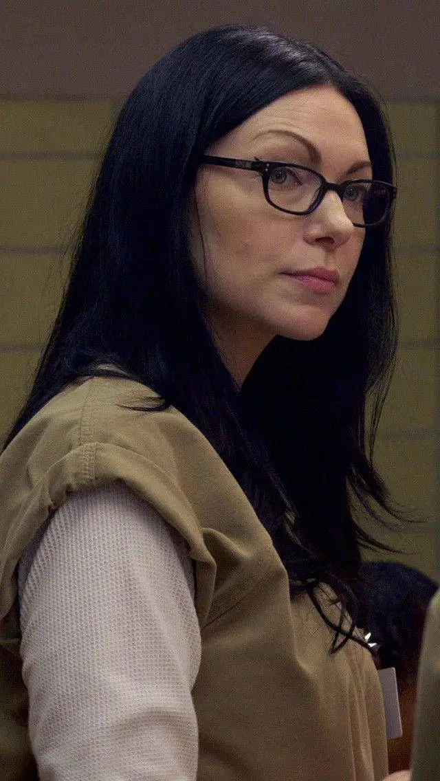 ai character: alex vause  background