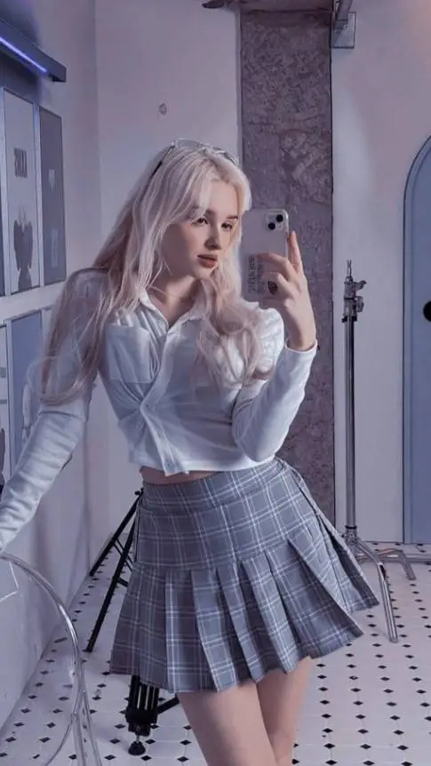 ai character: Bella background