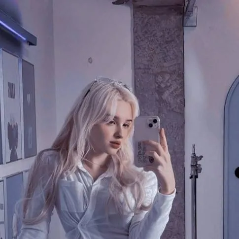 chat with ai character: Bella