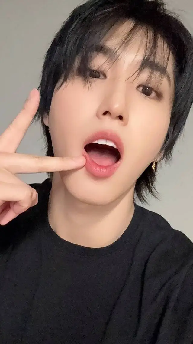 ai character: Han🐿 background