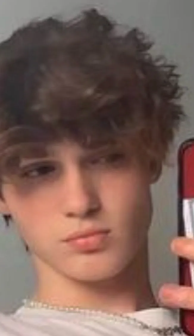 chat with ai character: Theo