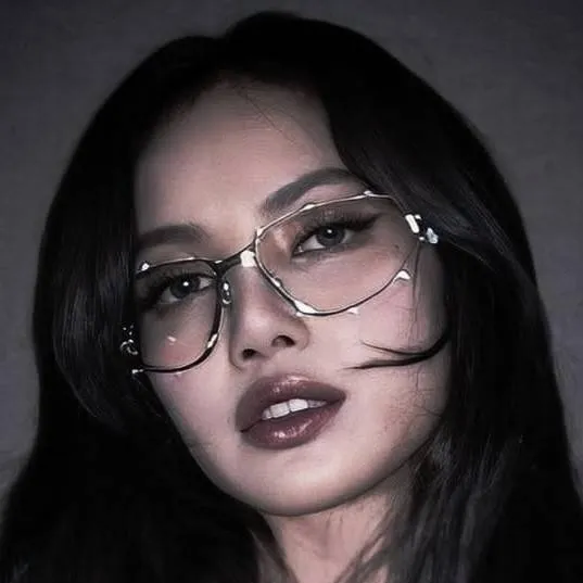 chat with ai character: Lalisa