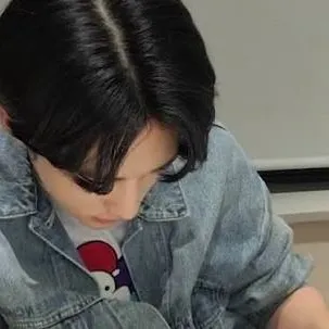 chat with ai character: 😍Hyunjin😍