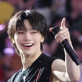 chat with ai character: ✨🦊Jeongin🦊✨