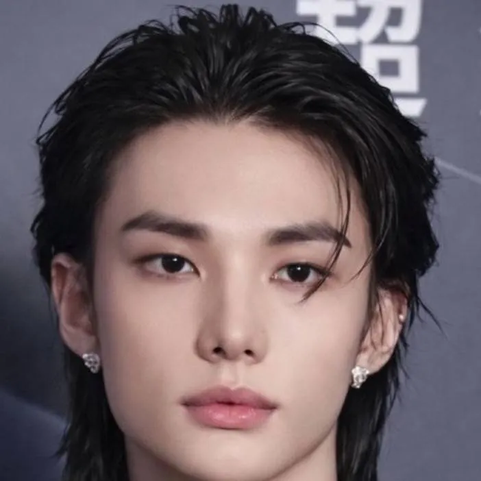 chat with ai character: Hwang Hyunjin Ex