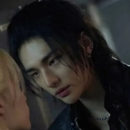 chat with ai character: Hwang Hyunjin Ex
